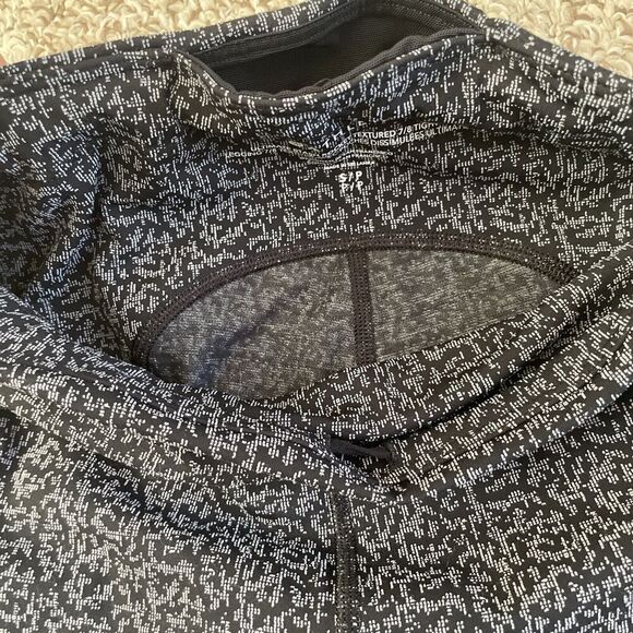 Athleta Stash Capri Black Gray Pixel SIZE SMALL Leggings Side & Back Pockets - Picture 5 of 11